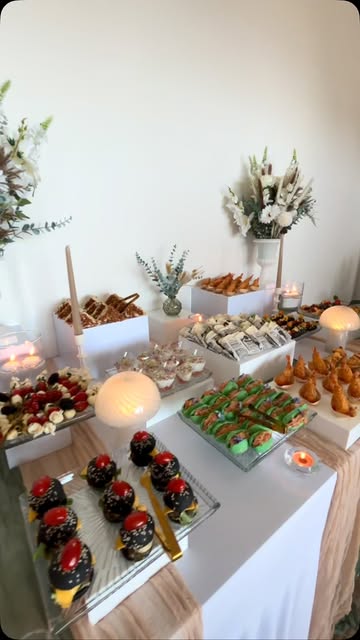 Buffet dînatoire blanc et vert décoré pour un anniversaire