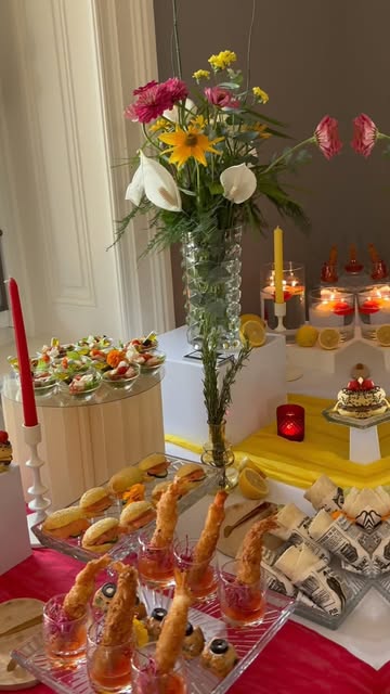 Buffet coloré avec fleurs et bougies