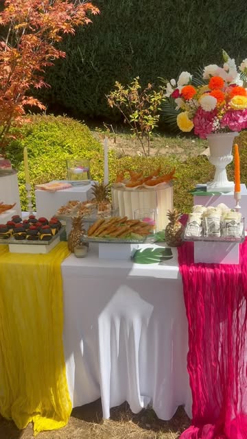 Buffet extérieur rose et jaune