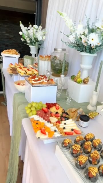 Buffet frais avec fruits et fleurs blanches