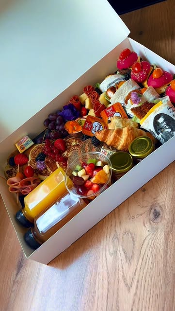 Box petit-déjeuner avec boissons et viennoiseries